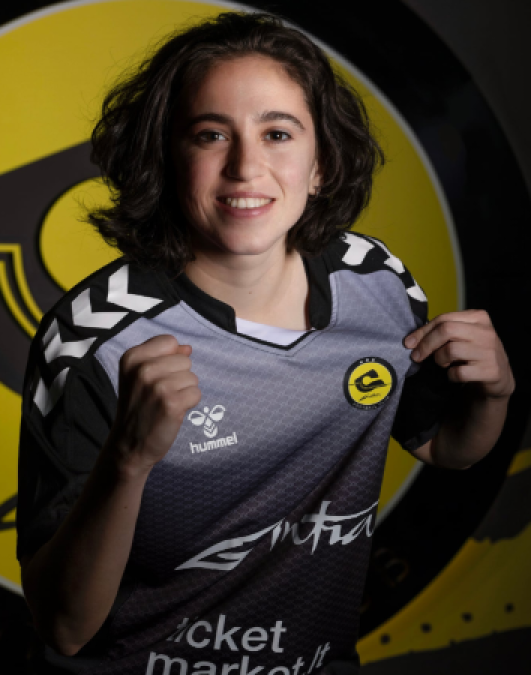 Julia Dias<h5>Offensive Midfielder / Winger</h5>